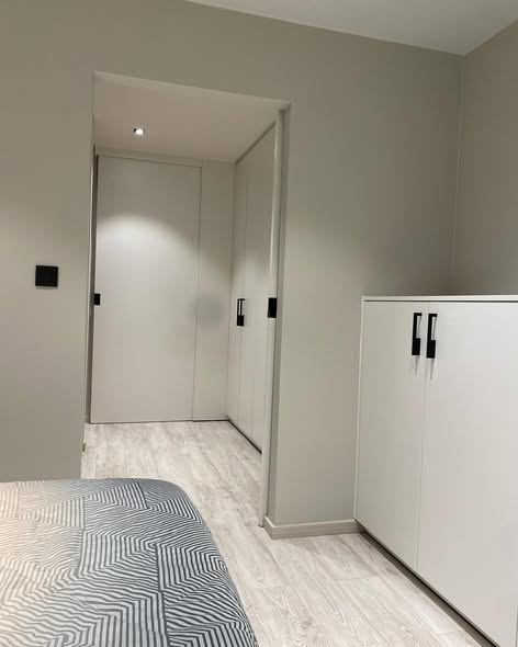 Overzicht slaapkamer met maatkasten, Oostkamp
