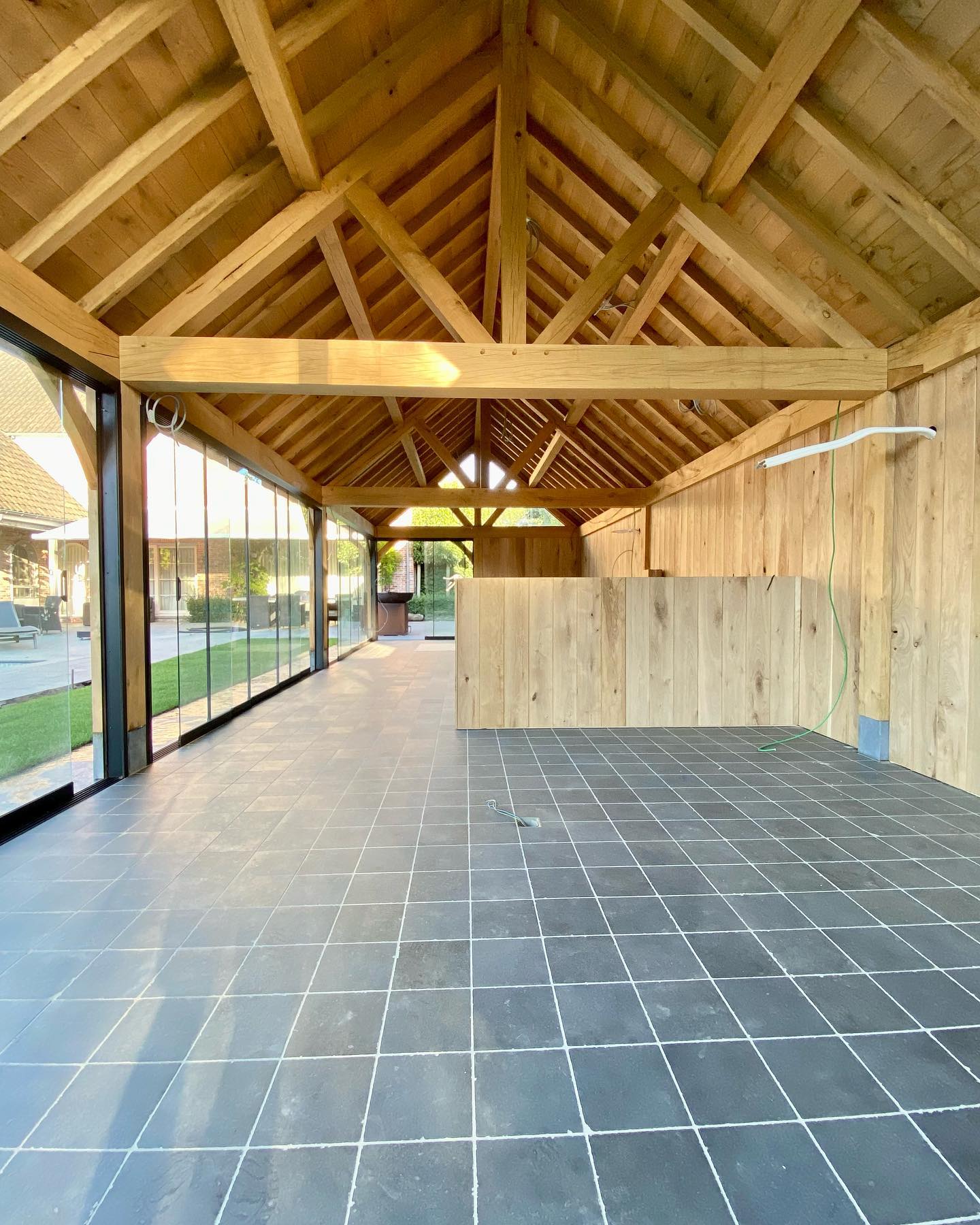 Interieur poolhouse met spantconstructie, Torhout